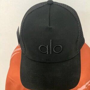 Alo Yoga  District Trucker hat black